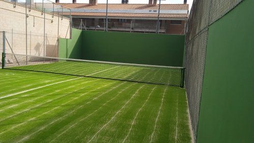 Reposición Cesped Pista Padel y recrecido de la base de hormigón